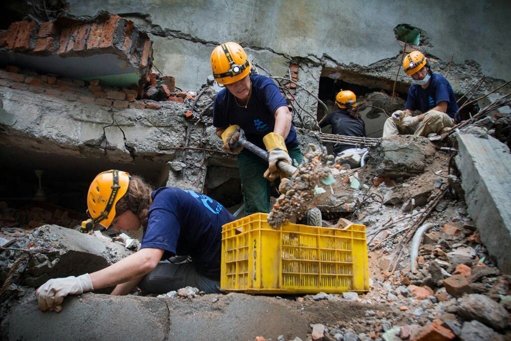 Rescate y salvación en áreas de desastre alrededor del mundo